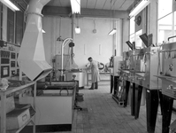 821681 Interieur van de N.V. Nederlandse Staalfabrieken DEMKA (Havenweg 7) te Utrecht: laboratorium.